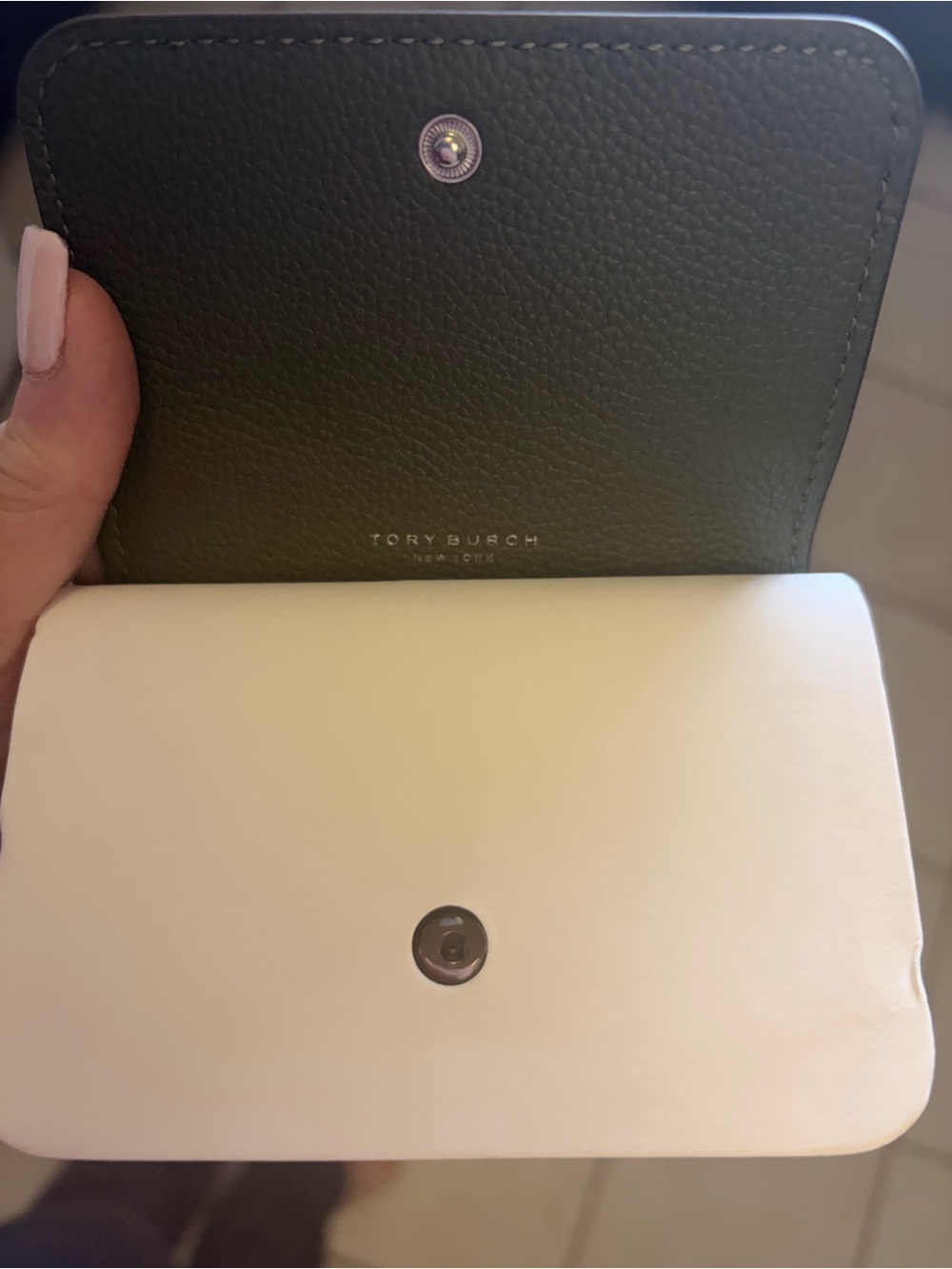Tory Burch Olive Green Leather wallet with Logo and Clip - Picture 5 of 5